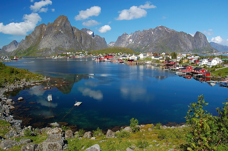 El pueblo de Reine en las islas Lofoten, entre montañas y agua