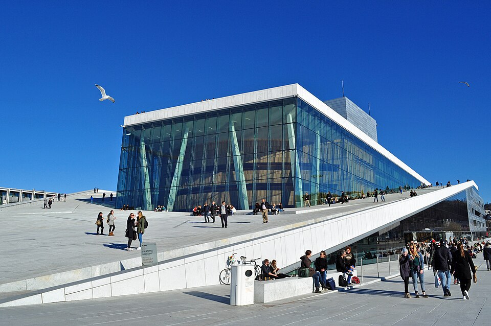 Edificio blanco y de cristal de la Ópera de Oslo junto al mar