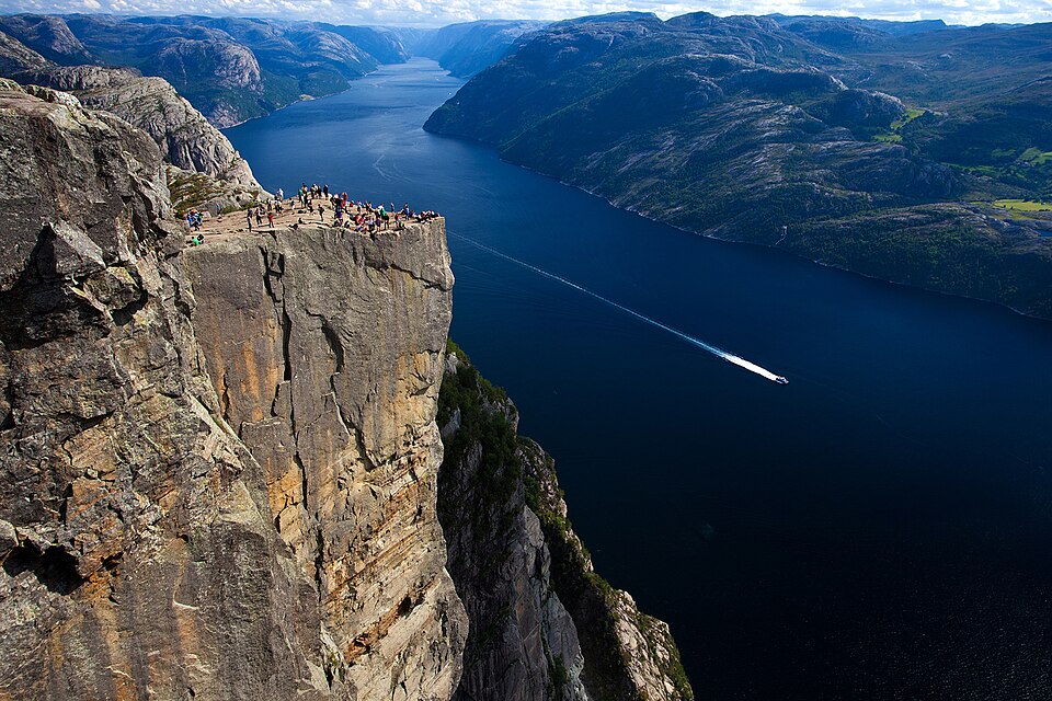 La roca plana de Preikestolen sobre el fiordo Lysefjord