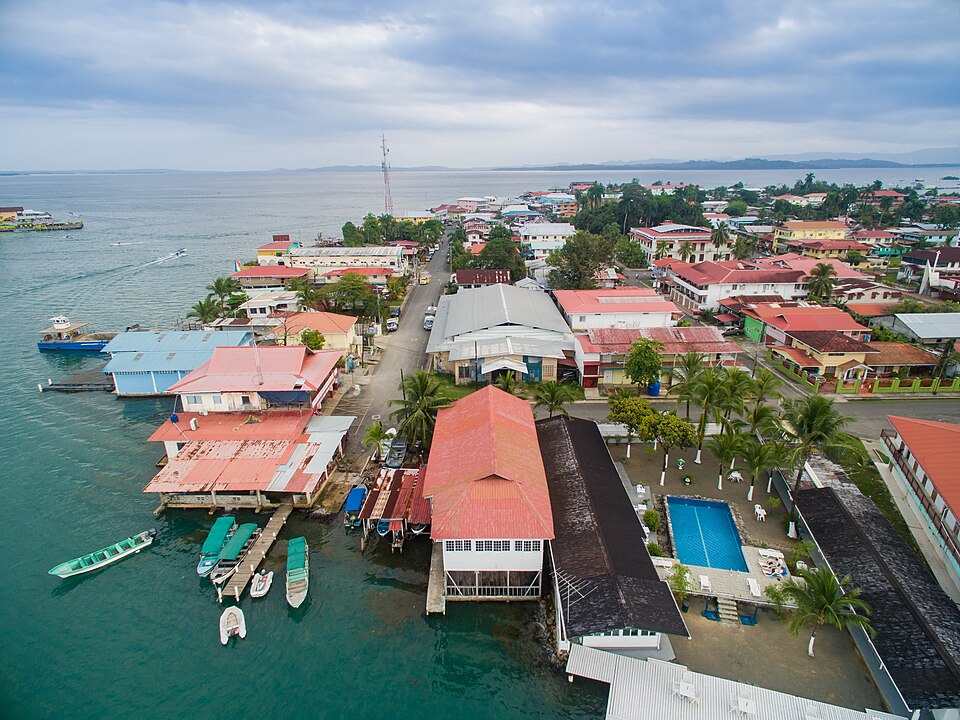 Vista aérea del pueblo de Bocas del Toro con casas de colores sobre el agua