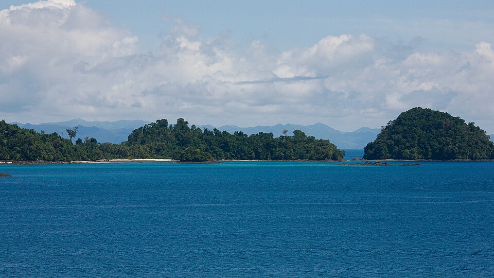 Islas cubiertas de selva en el mar azul del Parque Nacional Coiba