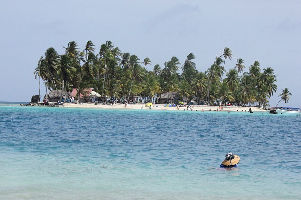 Isla pequeña con palmeras y arena blanca rodeada de agua turquesa en Guna Yala