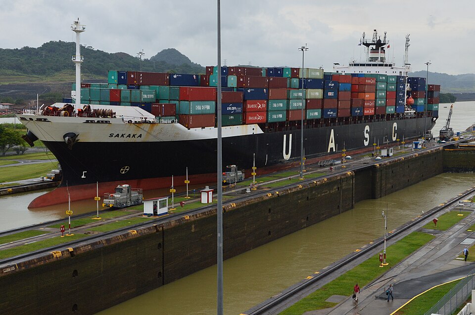 Un barco portacontenedores pasando por las esclusas de Miraflores del canal de Panamá