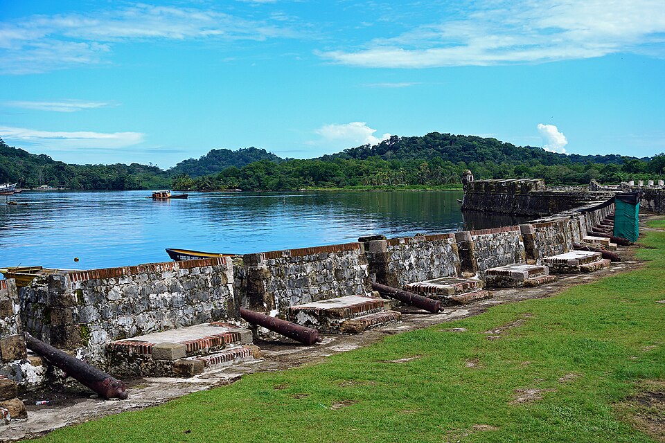 Las ruinas del castillo de San Jerónimo con cañones frente a la bahía de Portobelo