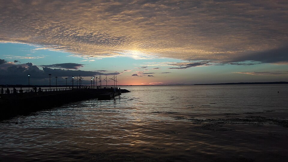 Atardecer sobre el río Paraná desde la playa San José de Encarnación