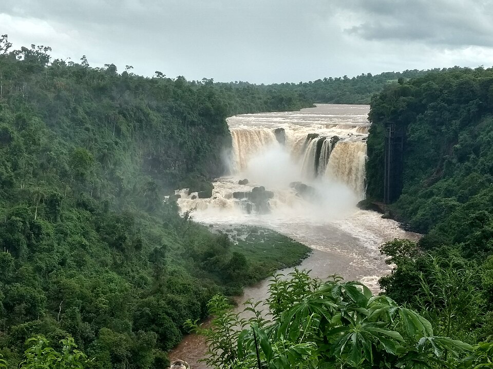 Los Saltos del Monday cayendo en un cañón rodeado de selva