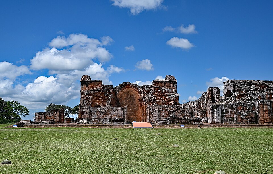 Las ruinas de piedra rojiza de la iglesia de la misión jesuítica de Trinidad