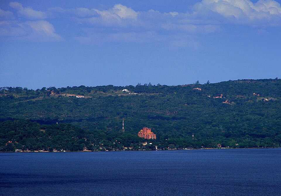 El lago Ypacaraí azul con cerros verdes en la orilla