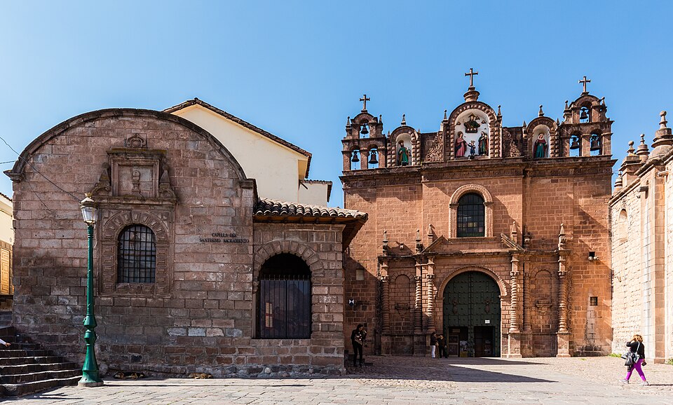 La catedral de piedra de Cusco en la Plaza de Armas bajo un cielo azul