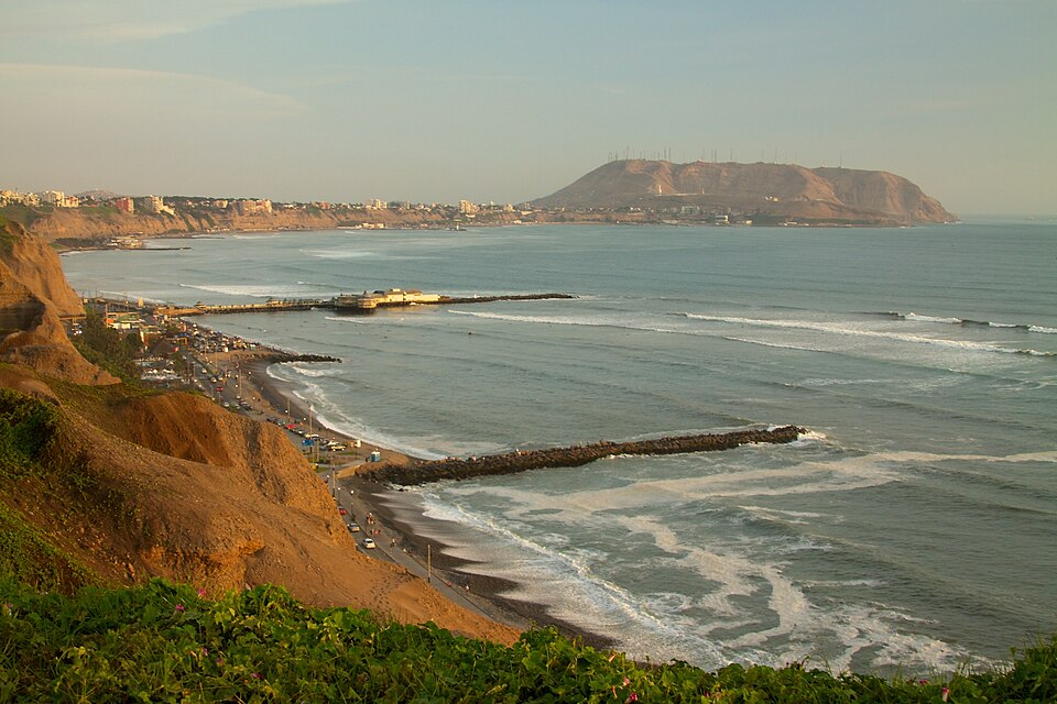Los acantilados de la Costa Verde de Lima con playas y el mar al atardecer
