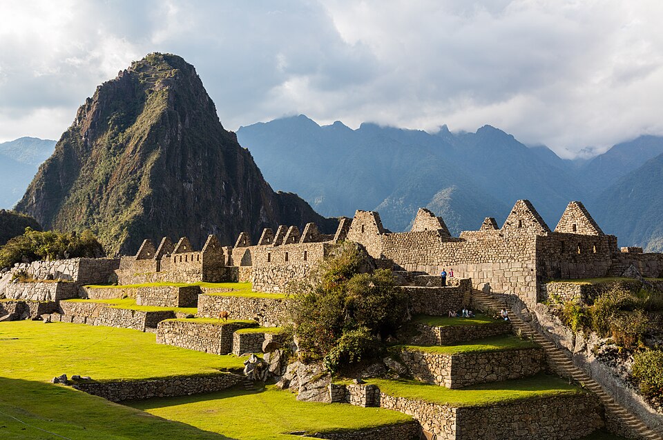 La ciudadela de Machu Picchu con sus terrazas verdes y el cerro Huayna Picchu al fondo