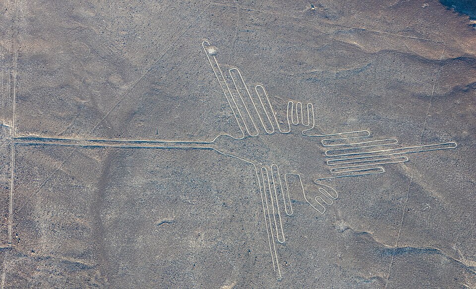 La figura del colibrí de las líneas de Nazca vista desde el aire en el desierto