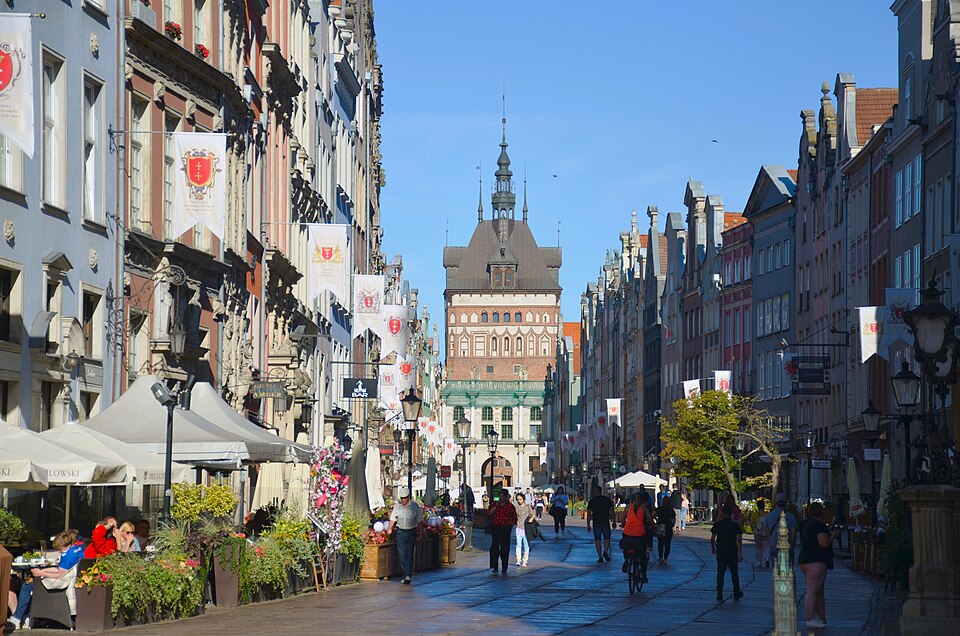 La calle del Mercado Largo de Gdansk con su torre del ayuntamiento