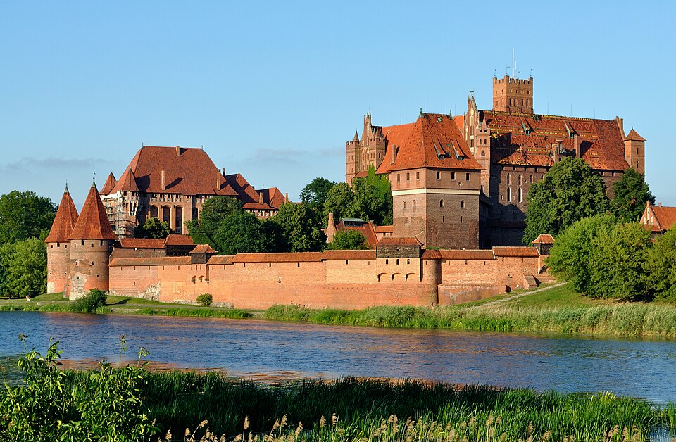 El castillo de ladrillo rojo de Malbork junto al río Nogat