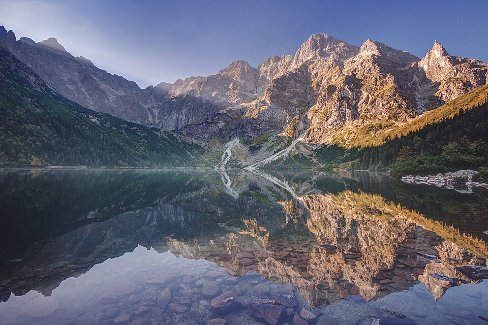 El lago Morskie Oko reflejando las montañas al amanecer