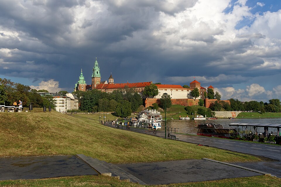 El castillo de Wawel sobre la colina junto al río Vístula