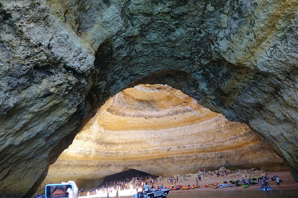 La gran cueva de Benagil con su playa interior