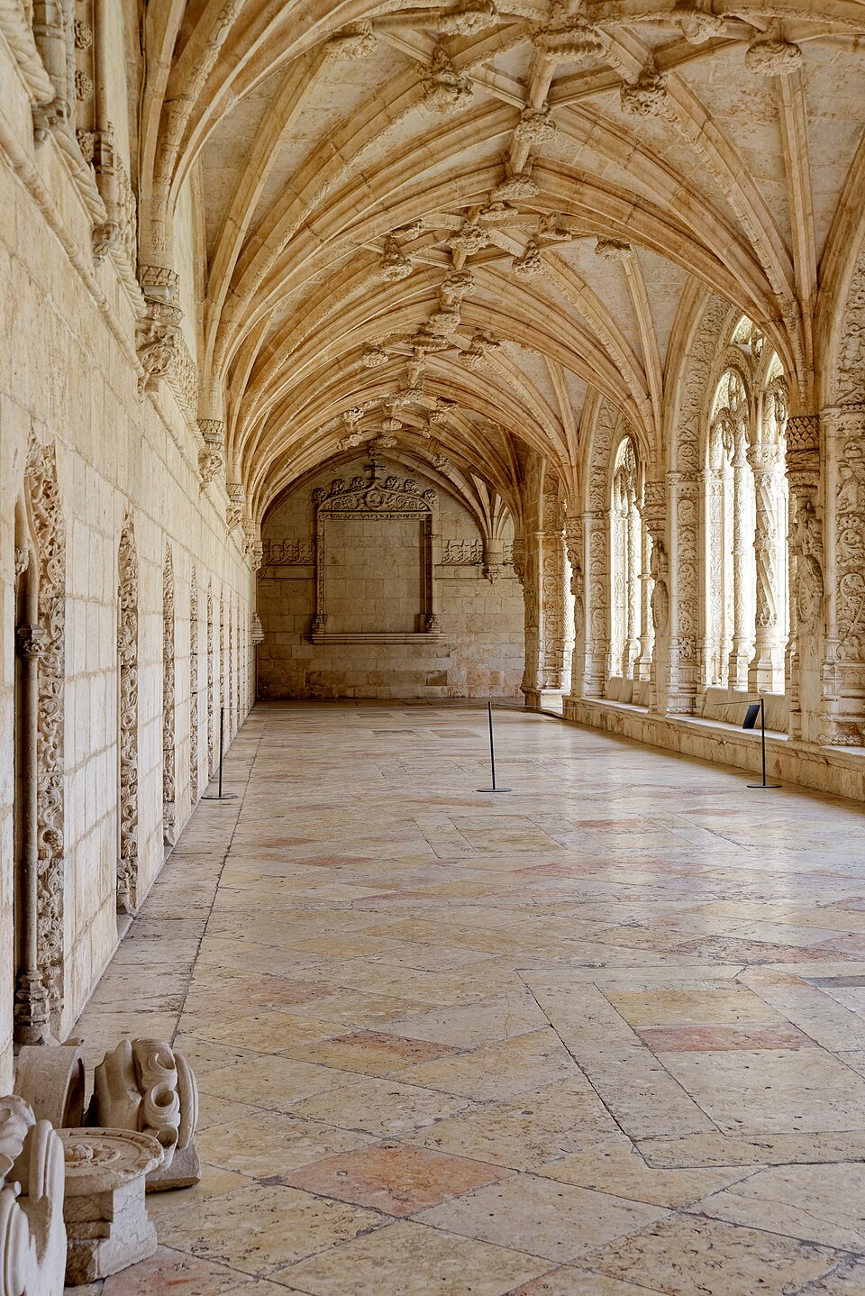 Un pasillo tallado del claustro del Monasterio de los Jerónimos