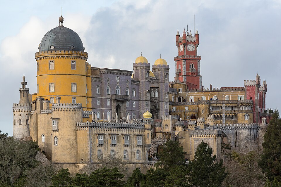 El Palacio da Pena con sus torres amarillas y rojas