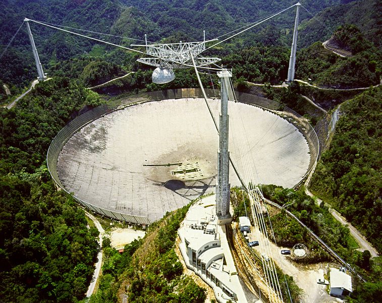 Vista aérea del gran radiotelescopio de Arecibo en medio de colinas verdes, antes de su colapso