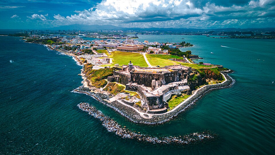 Vista aérea del castillo San Felipe del Morro en la punta del Viejo San Juan, rodeado de mar