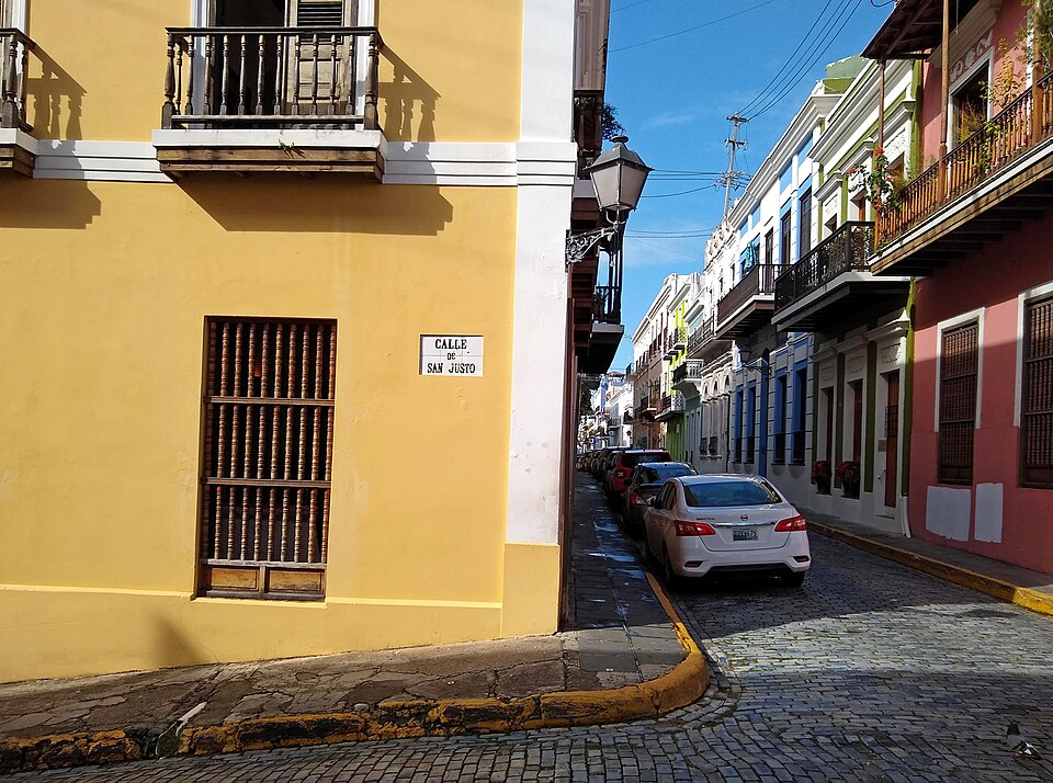 Una esquina del Viejo San Juan con casas de colores, balcones y calle de adoquines