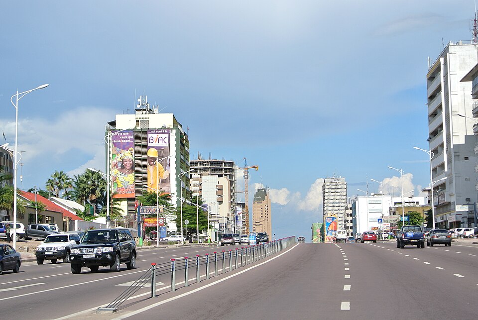 Bulevar del 30 de Junio en Kinsasa con edificios altos y autos
