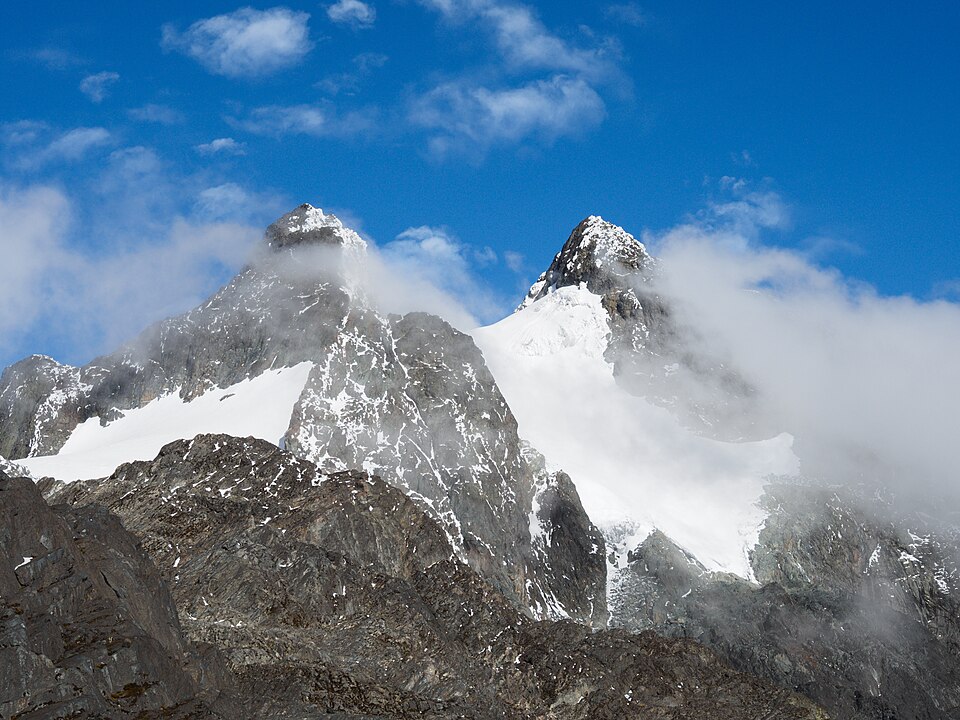 Picos nevados Alexandra y Margherita en los montes Rwenzori entre nubes