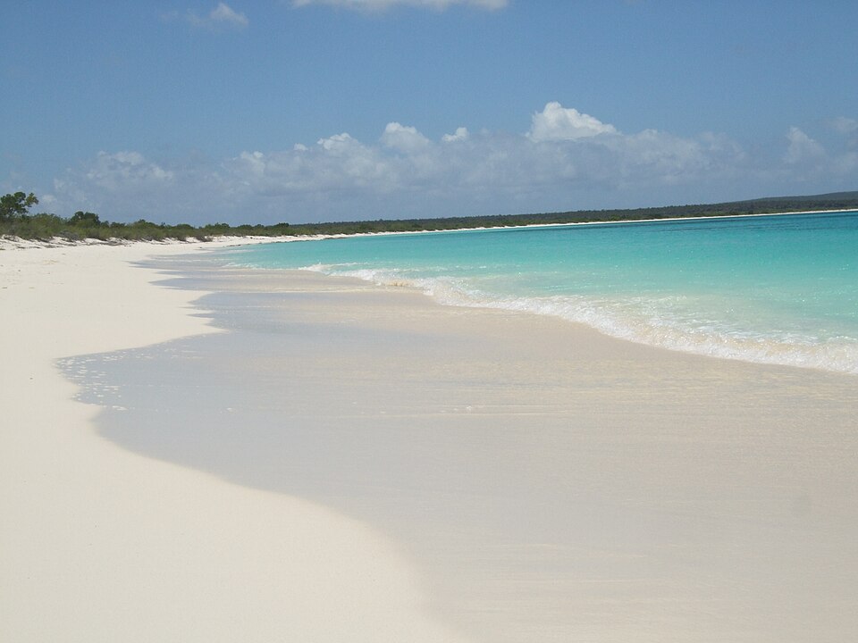 La larga playa de arena blanca de Bahía de las Águilas junto al mar turquesa