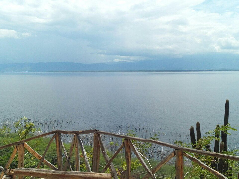 El lago Enriquillo visto desde un mirador de madera con cactus