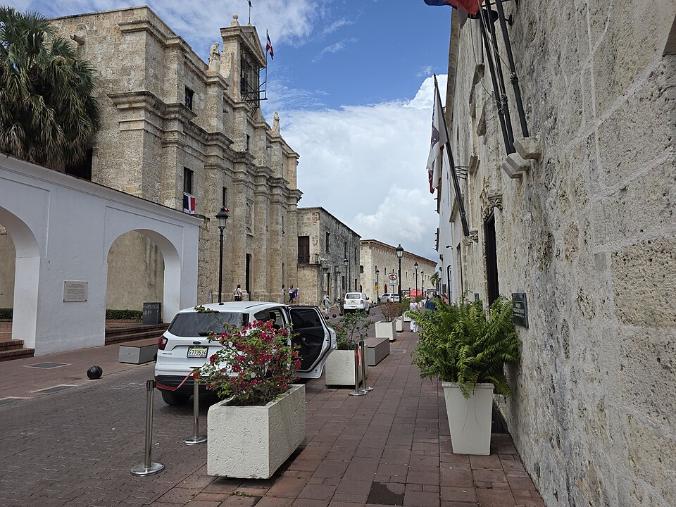 La calle Las Damas en la Zona Colonial de Santo Domingo con edificios de piedra y faroles