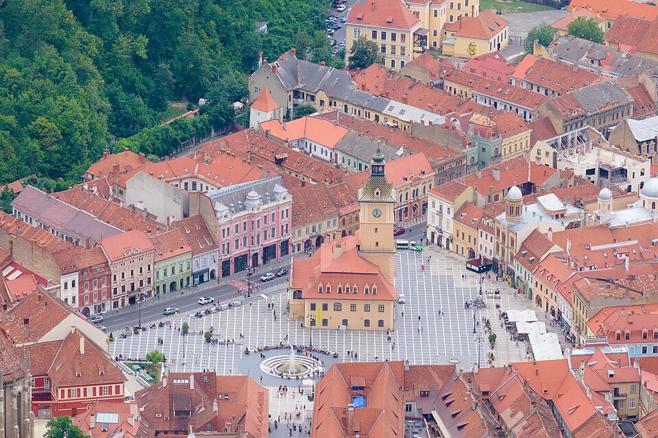 La Plaza del Consejo de Brașov y sus techos rojos vista desde la montaña