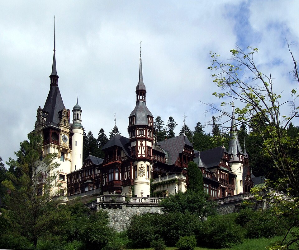 El castillo de Peleș con sus torres puntiagudas entre bosques