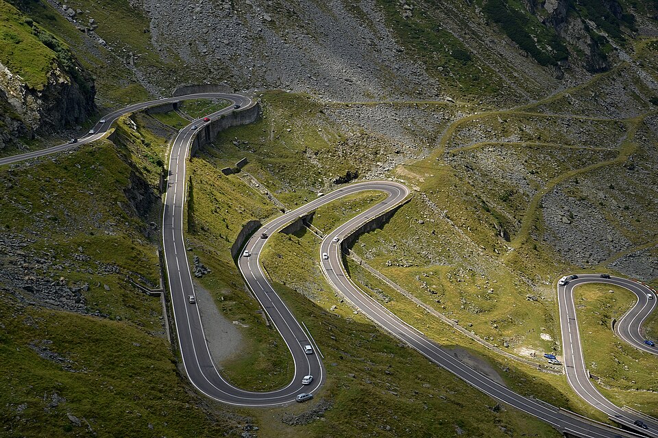 Las curvas de la carretera Transfăgărășan en la montaña