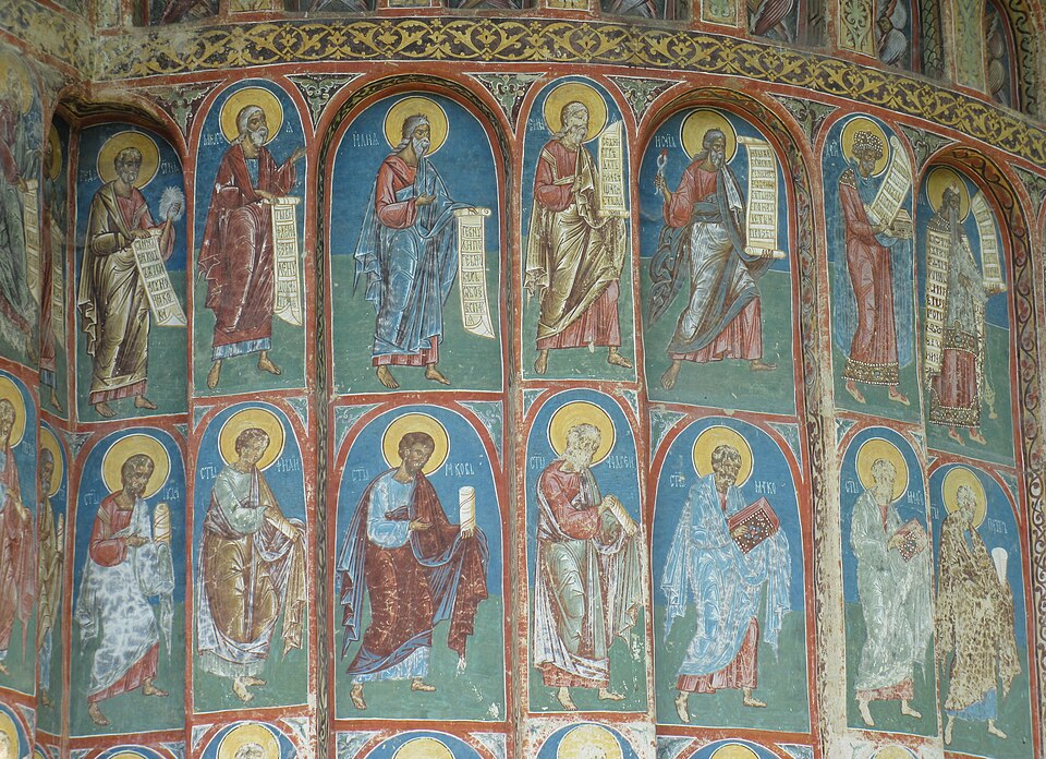 Frescos de santos sobre fondo azul en el monasterio de Voroneț