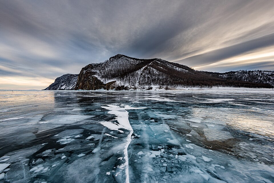 El hielo transparente y agrietado del lago Baikal en invierno