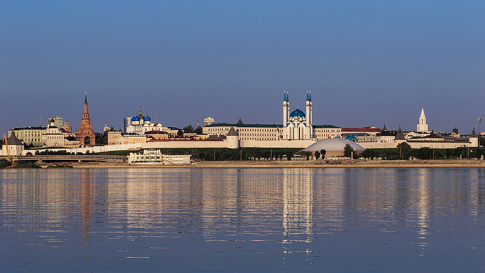 El Kremlin de Kazán reflejado en el río al atardecer