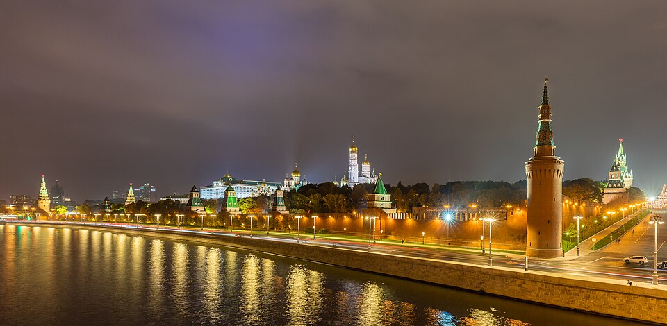 El Kremlin de Moscú iluminado de noche junto al río