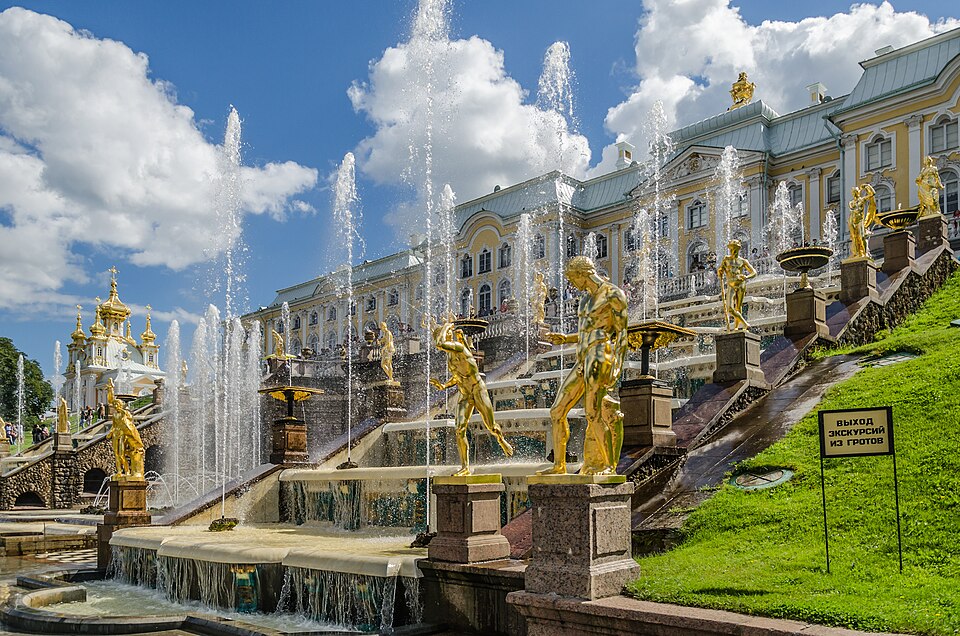 La Gran Cascada de Peterhof con fuentes y estatuas doradas