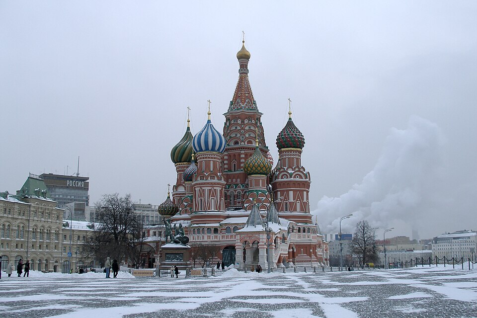 La catedral de San Basilio con sus cúpulas de colores en la Plaza Roja nevada