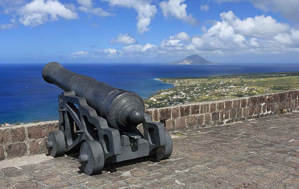 Un cañón negro en las murallas de la fortaleza de Brimstone Hill con el mar al fondo