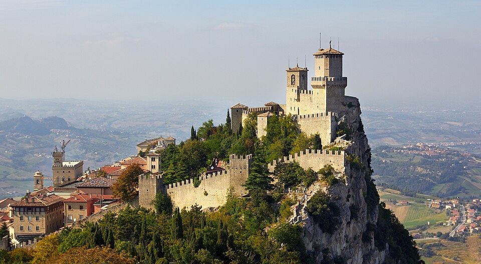 La torre Guaita sobre el acantilado del monte Titano