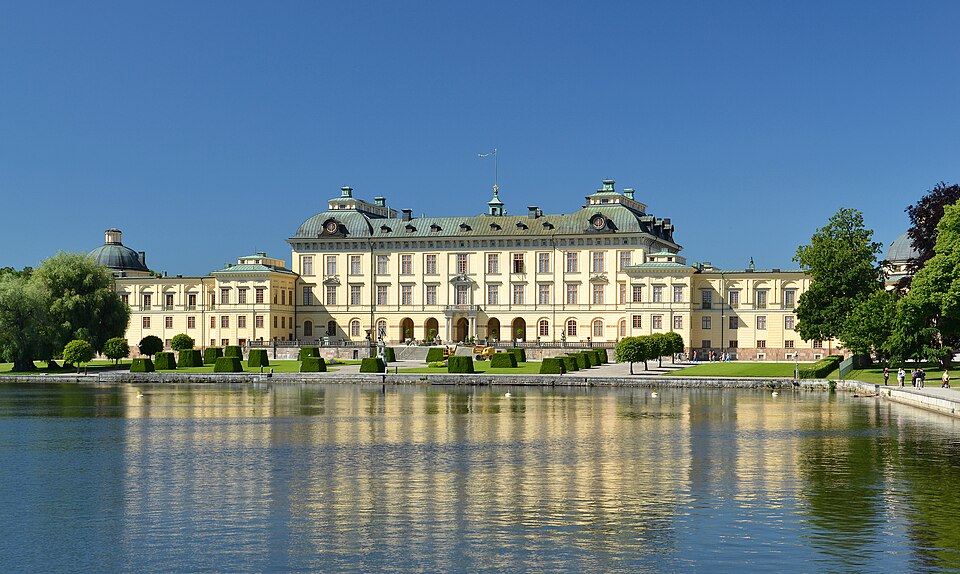 El Palacio de Drottningholm reflejado en el lago