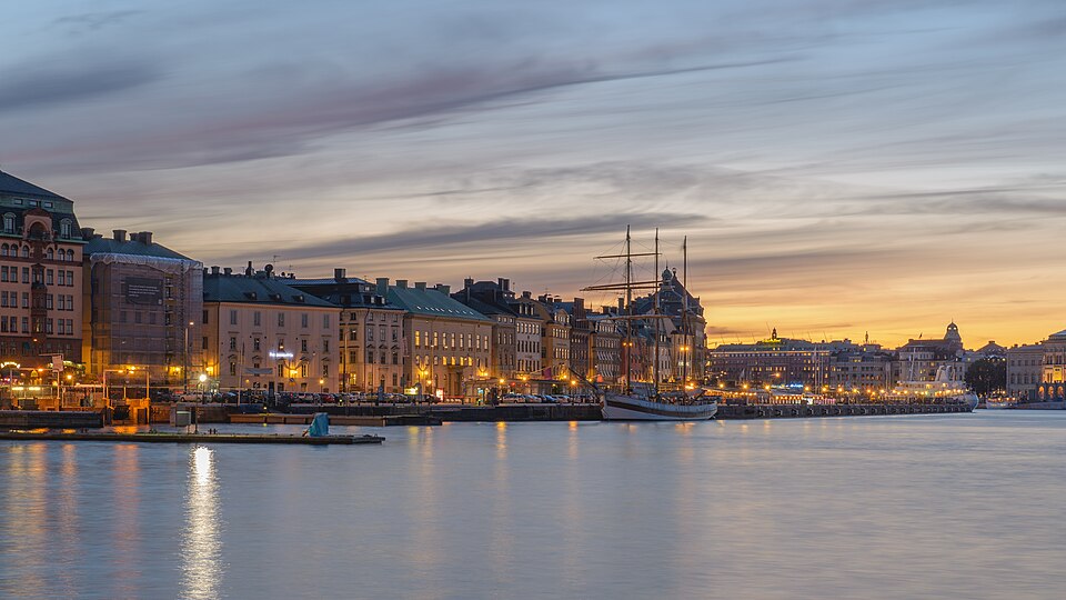 El malecón de Skeppsbron iluminado al atardecer