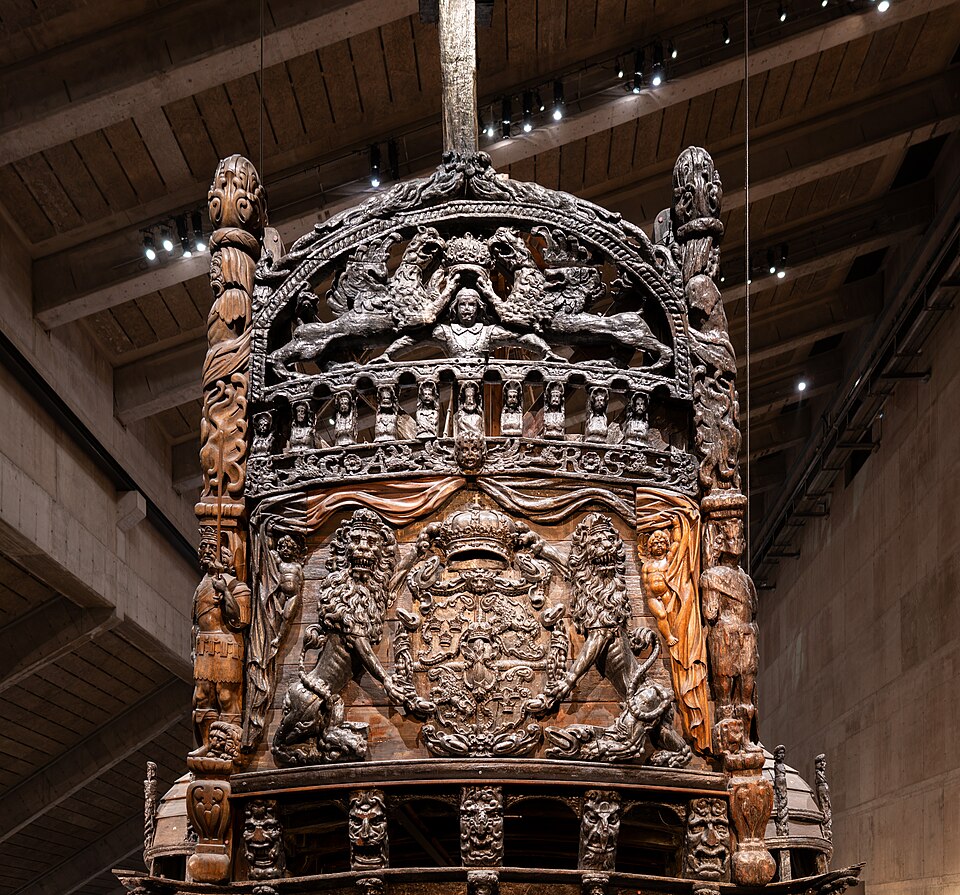La popa tallada del barco Vasa dentro del museo