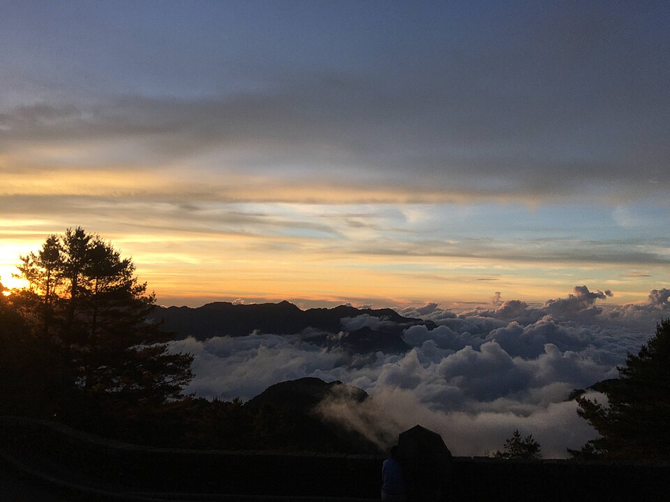 Un mar de nubes al atardecer visto desde Alishan