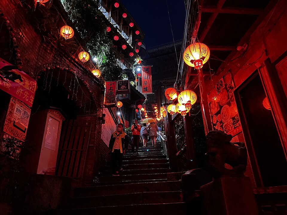 Escaleras de Jiufen iluminadas por linternas rojas de noche