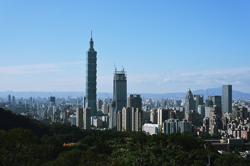 El Taipei 101 sobresale entre los edificios de Taipéi