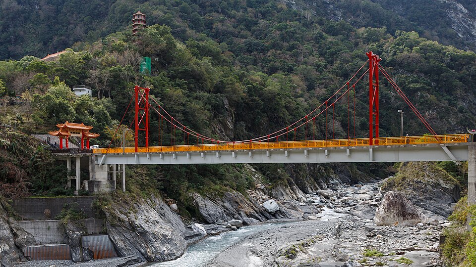 Un puente rojo sobre el río entre rocas de mármol en Taroko