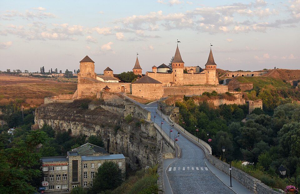La fortaleza de Kamianets-Podilskyi y el puente que lleva a ella